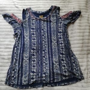 Cut-out shoulder small top